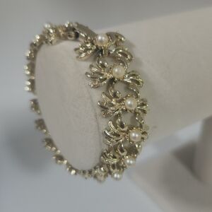 Elegant Gold and Pearl Bracelet